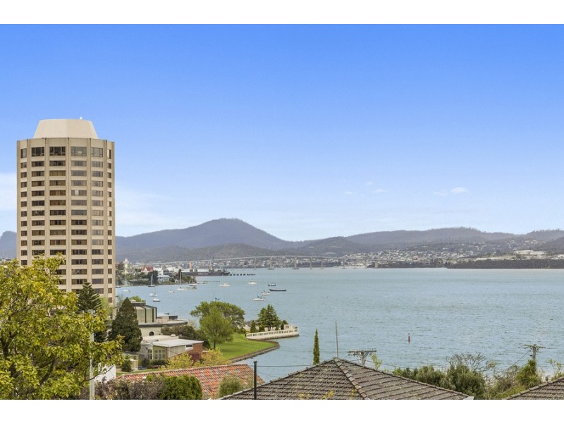 18 Ilfracombe Crescent, Sandy Bay TAS 7005