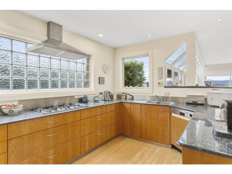18 Ilfracombe Crescent, Sandy Bay TAS 7005
