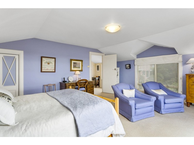 18 Ilfracombe Crescent, Sandy Bay TAS 7005