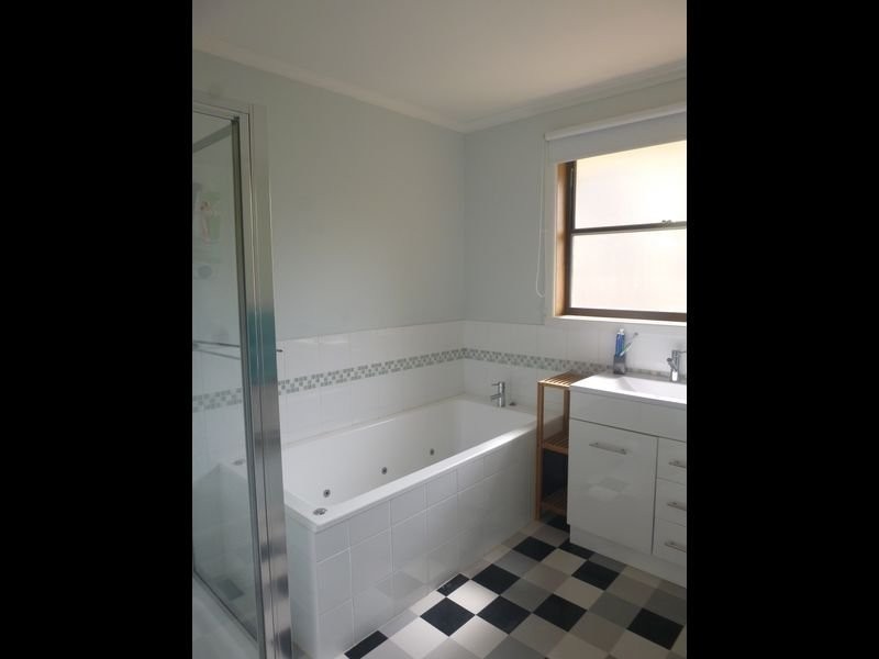 103 Karoola Road, Lindisfarne TAS 7015