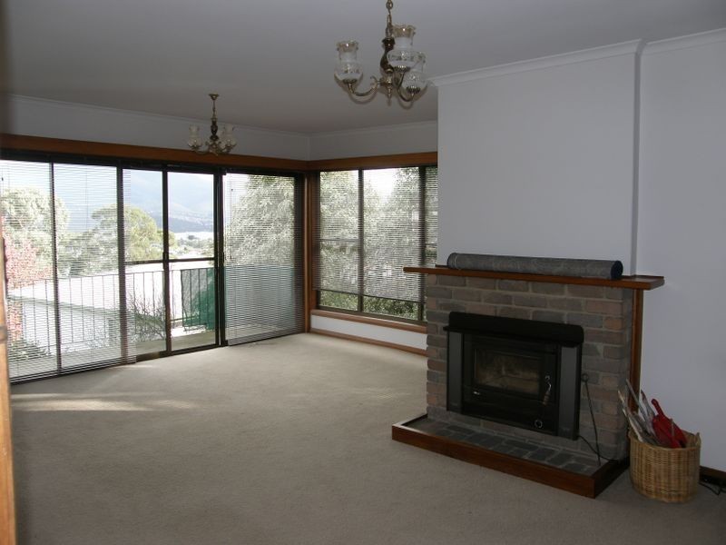 124 Karoola Road, Lindisfarne TAS 7015