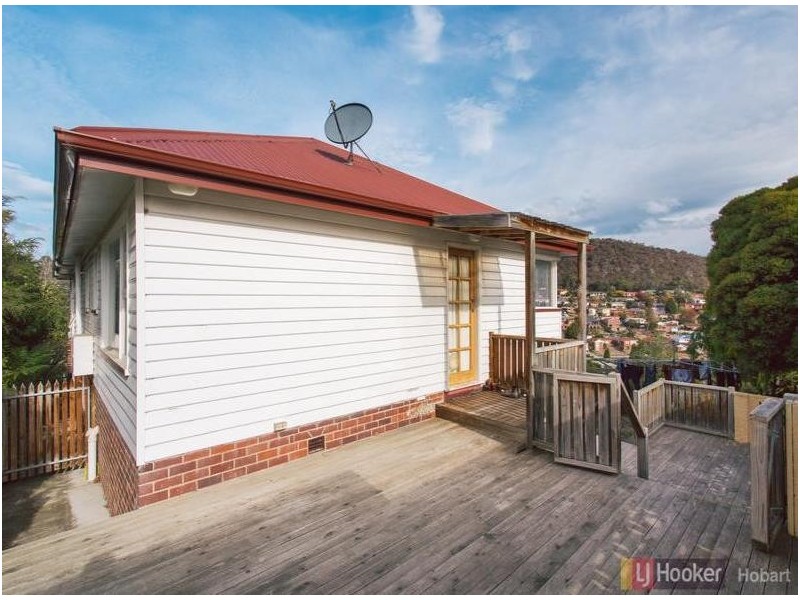 12 Cedar Street, Lindisfarne TAS 7015