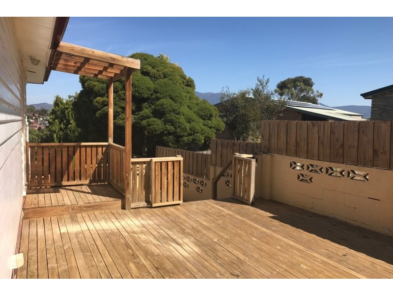 12 Cedar Street, Lindisfarne TAS 7015