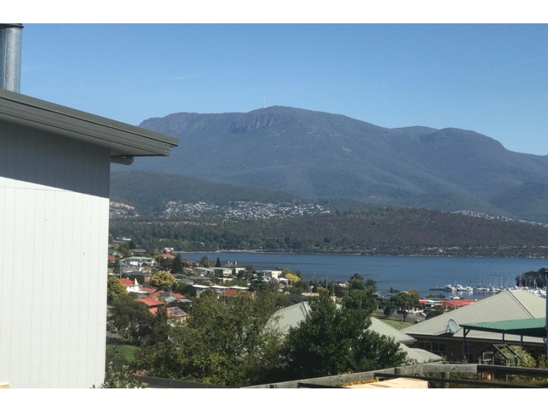 12 Cedar Street, Lindisfarne TAS 7015