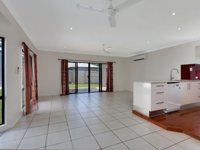 2 Pilosa Street, Redlynch QLD 4870