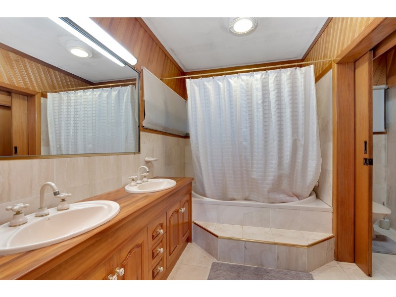 7 Hilltop Close, Bayview Heights QLD 4868