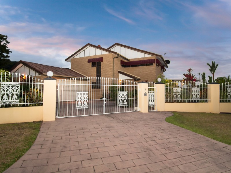 7 Hilltop Close, Bayview Heights QLD 4868