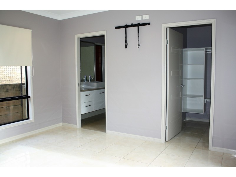 3 Lockyer Crescent, Bentley Park QLD 4869