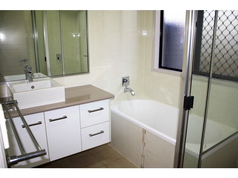 3 Lockyer Crescent, Bentley Park QLD 4869