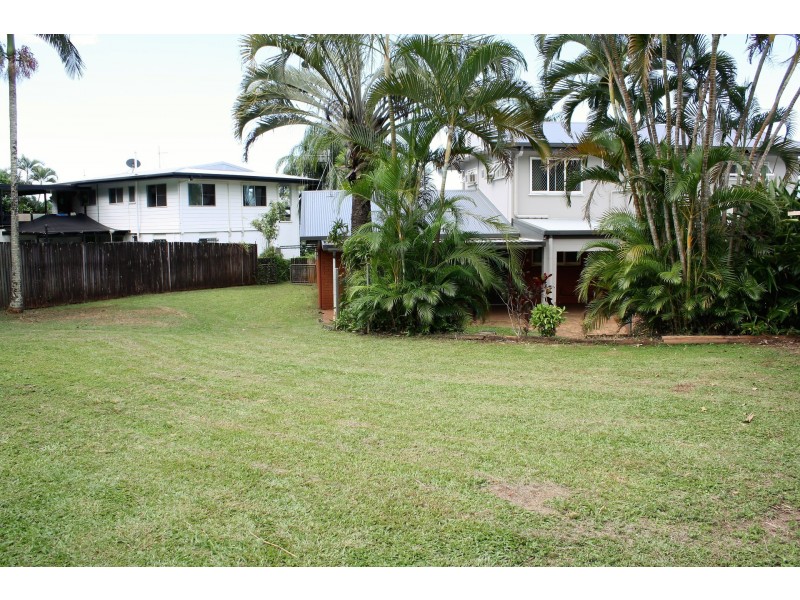 1 Alkoo Close, Bayview Heights QLD 4868