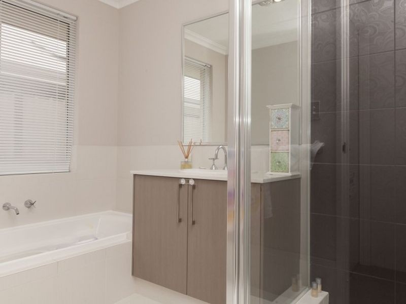 18 Riviera Turn, Piara Waters WA 6112