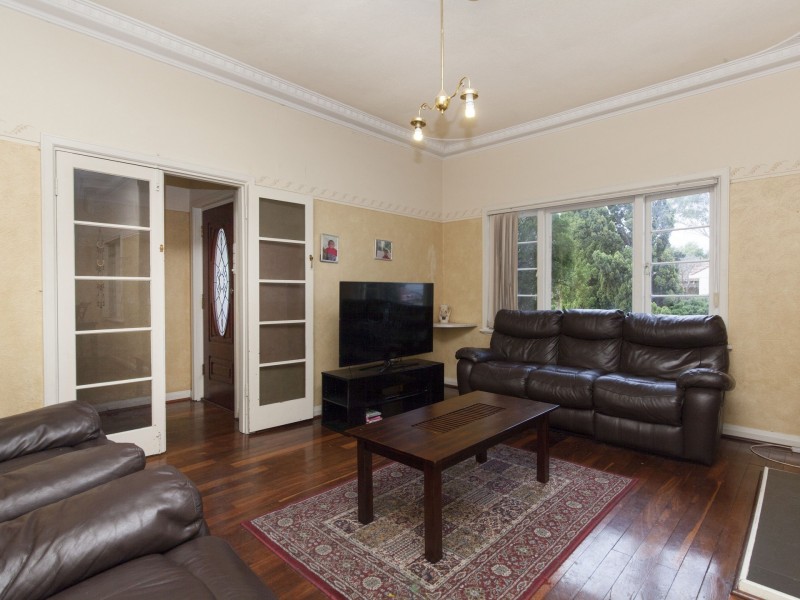 11 North Lake Rd, Alfred Cove WA 6154