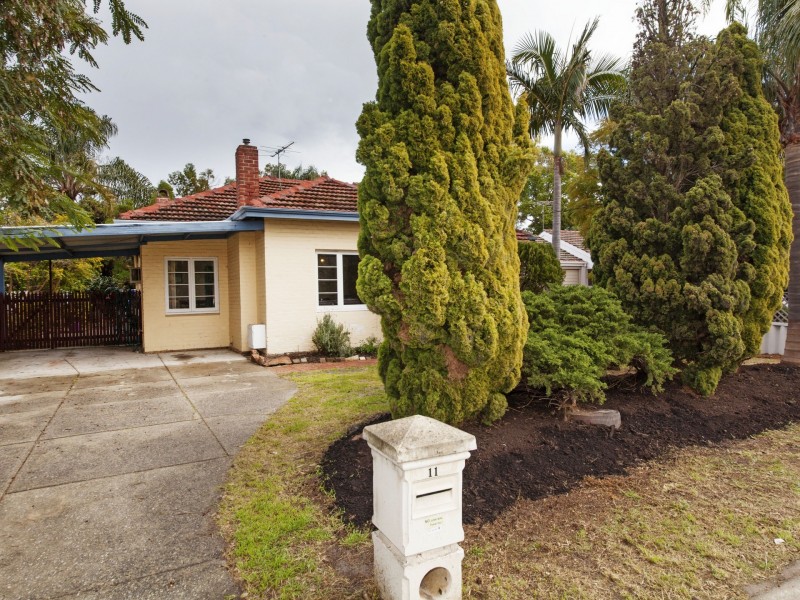 11 North Lake Rd, Alfred Cove WA 6154