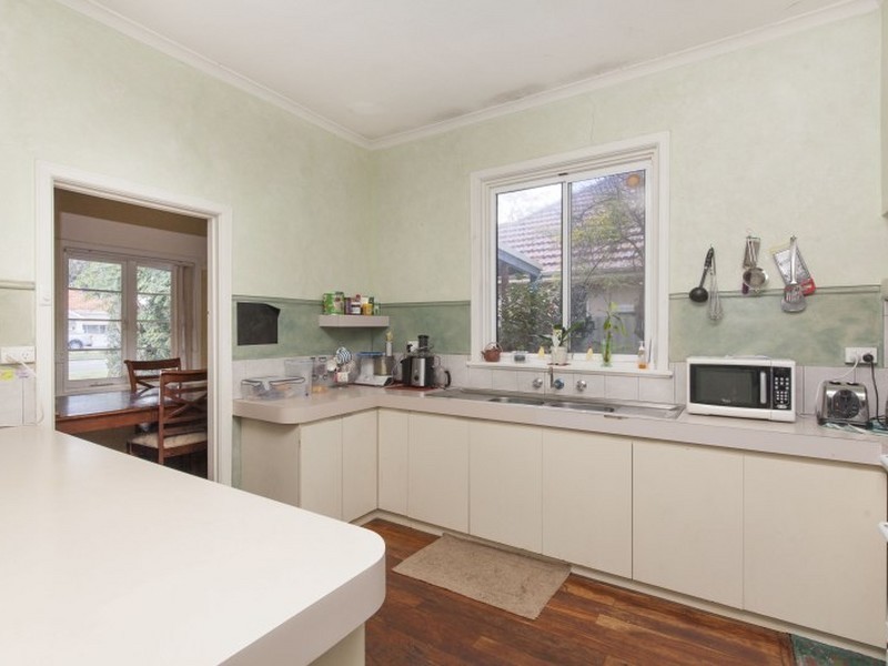 11 North Lake Rd, Alfred Cove WA 6154