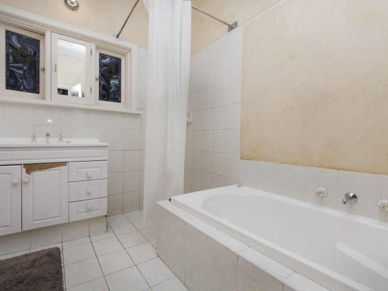 11 North Lake Rd, Alfred Cove WA 6154