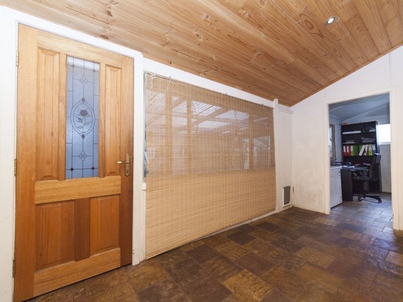 11 North Lake Rd, Alfred Cove WA 6154