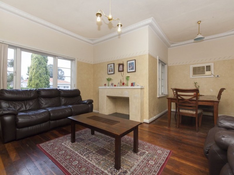 11 North Lake Rd, Alfred Cove WA 6154