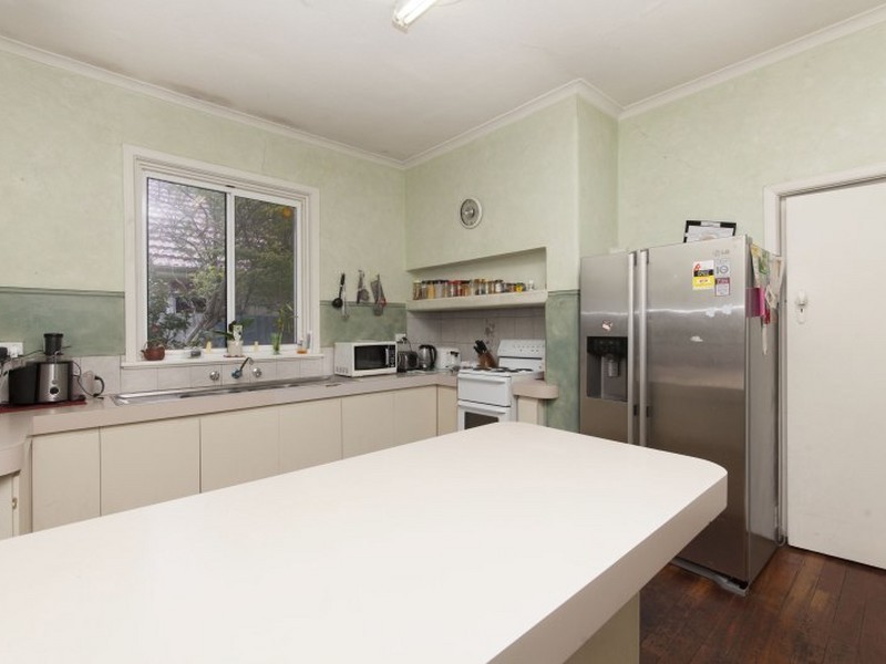 11 North Lake Rd, Alfred Cove WA 6154