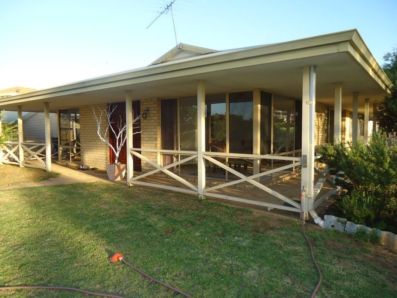 11 Hocking Place, Coogee WA 6166