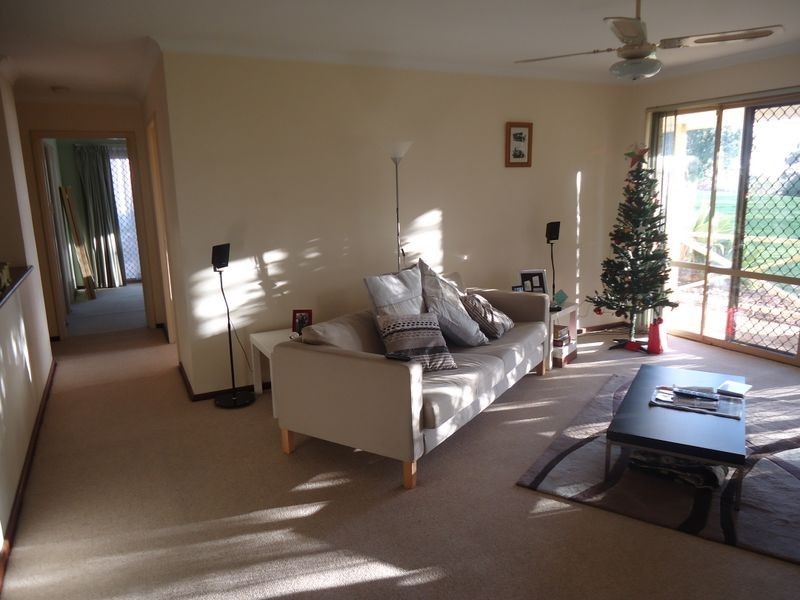 11 Hocking Place, Coogee WA 6166