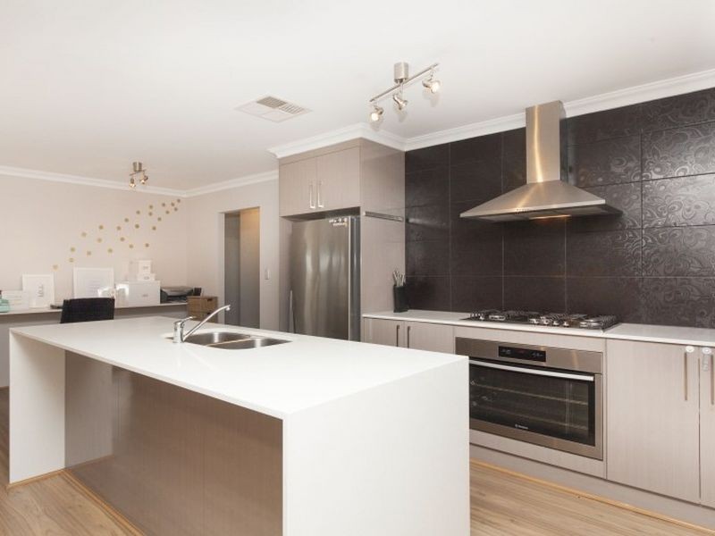 18 Riviera Turn, Piara Waters WA 6112