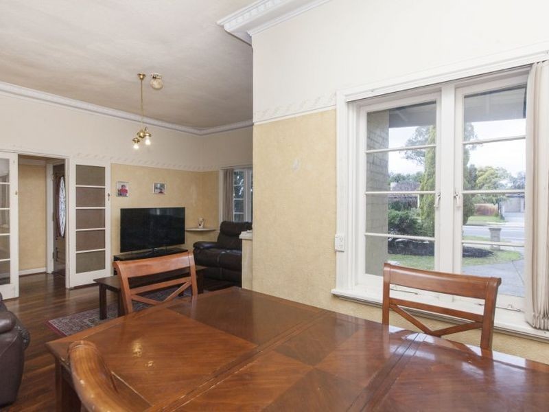 11 North Lake Road, Alfred Cove WA 6154