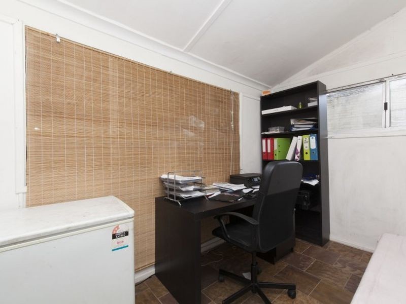 11 North Lake Road, Alfred Cove WA 6154