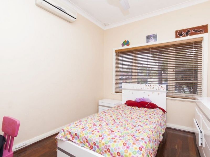 11 North Lake Road, Alfred Cove WA 6154