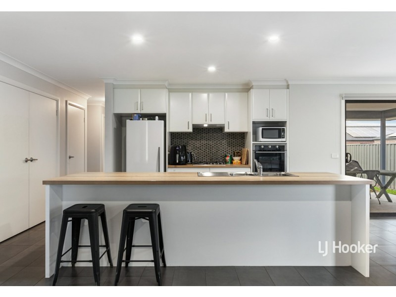 14 Wispering Circuit, Kilmore VIC 3764