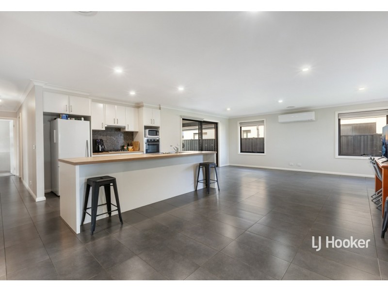14 Wispering Circuit, Kilmore VIC 3764
