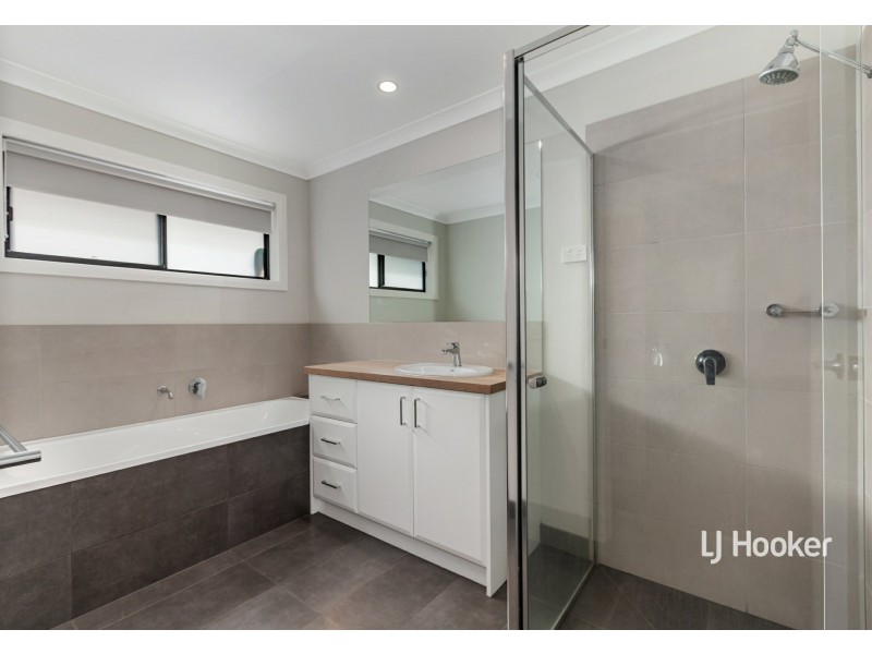 14 Wispering Circuit, Kilmore VIC 3764
