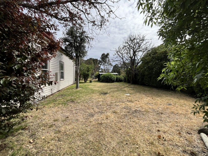 16 Derek Drive, Broadford VIC 3658