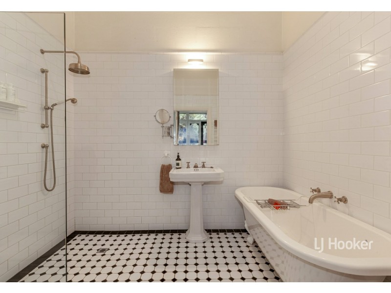 16 Bank Street, Avenel VIC 3664