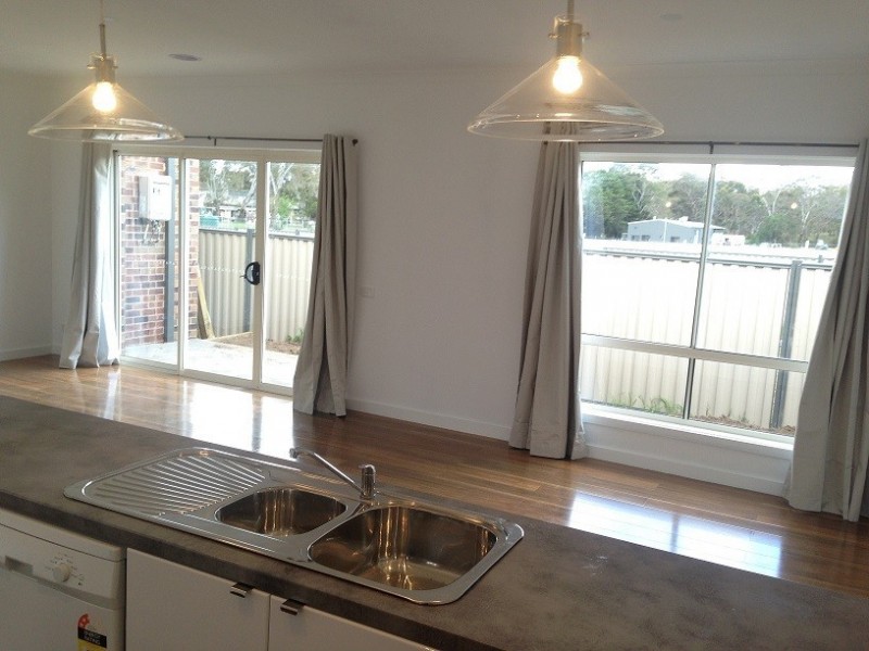 2/212B High Street, Broadford VIC 3658