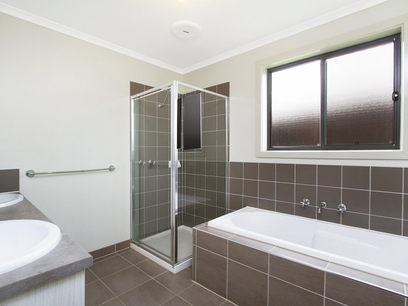 24 The Parade, Broadford VIC 3658