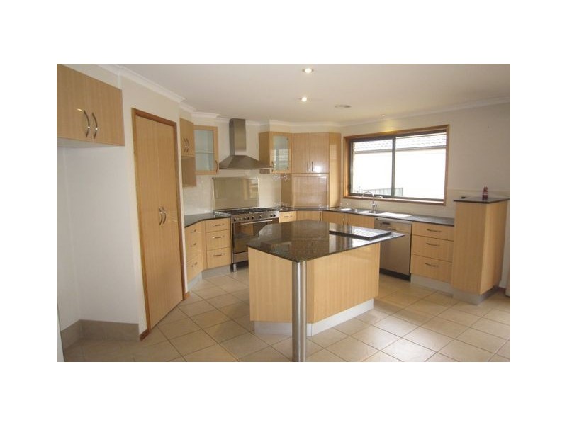 8 Courtneige street, Dunlop ACT 2615