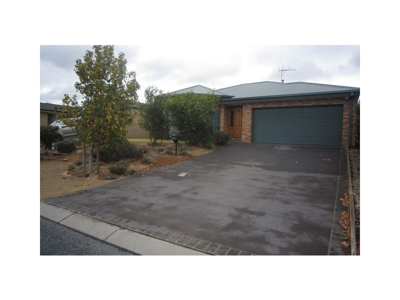 8 Courtneige street, Dunlop ACT 2615