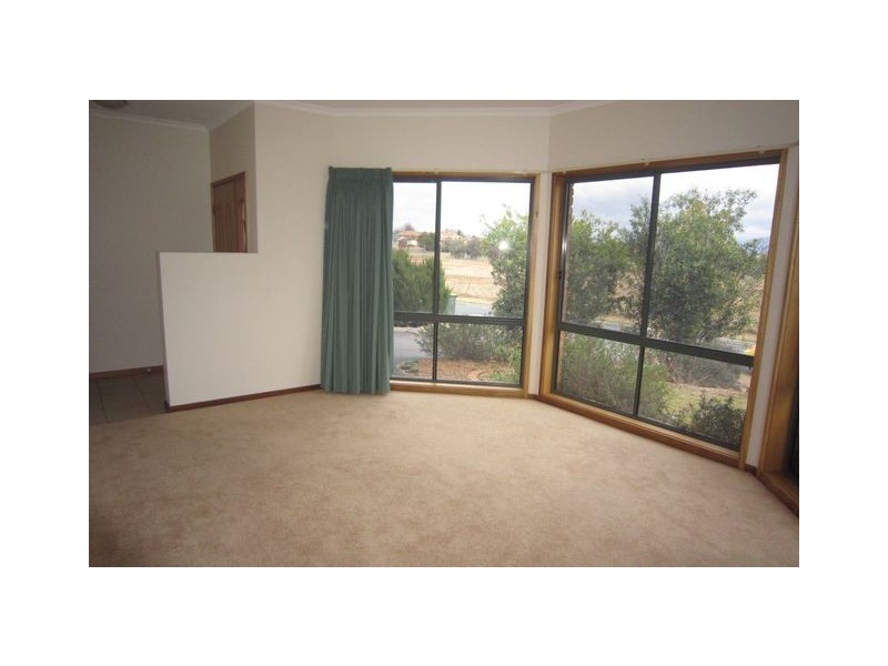 8 Courtneige street, Dunlop ACT 2615