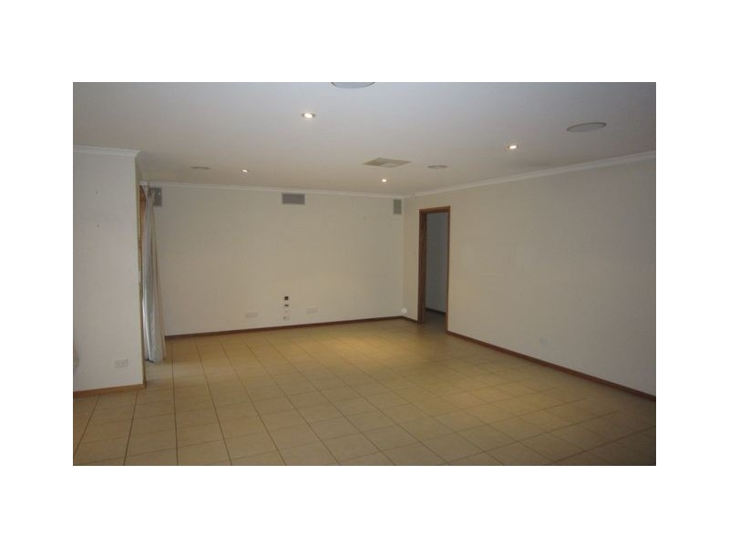 8 Courtneige street, Dunlop ACT 2615