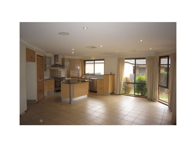 8 Courtneige street, Dunlop ACT 2615