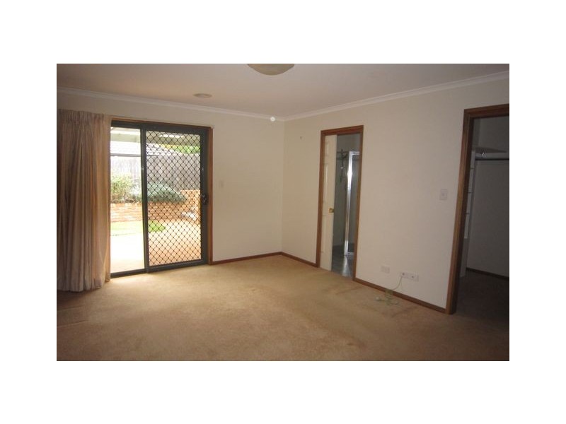 8 Courtneige street, Dunlop ACT 2615