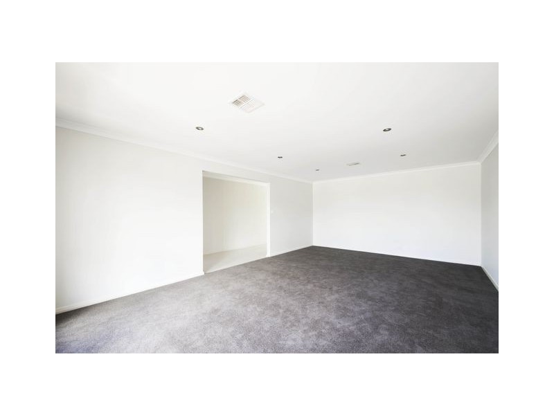 17 Kevin Curtis Crescent, Casey ACT 2913
