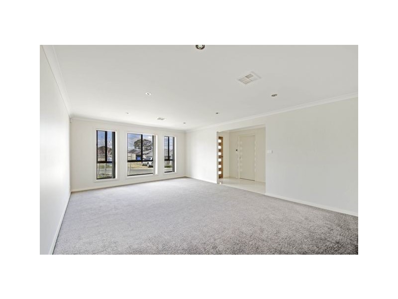17 Kevin Curtis Crescent, Casey ACT 2913
