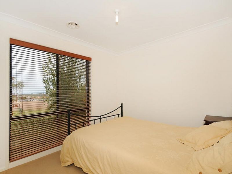 1/48 Siroset Close, Dunlop ACT 2615