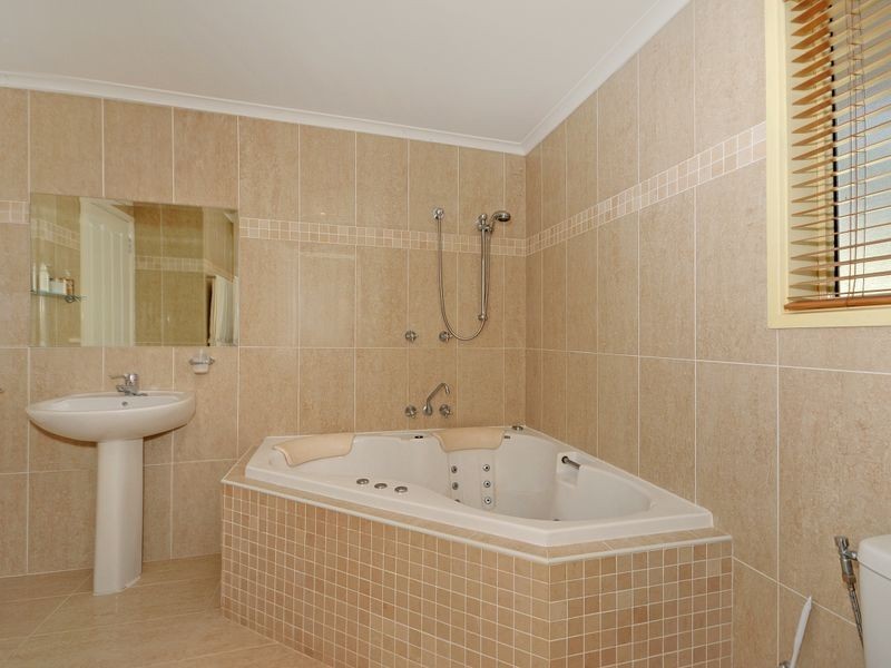 6 Birnie Place, Charnwood ACT 2615