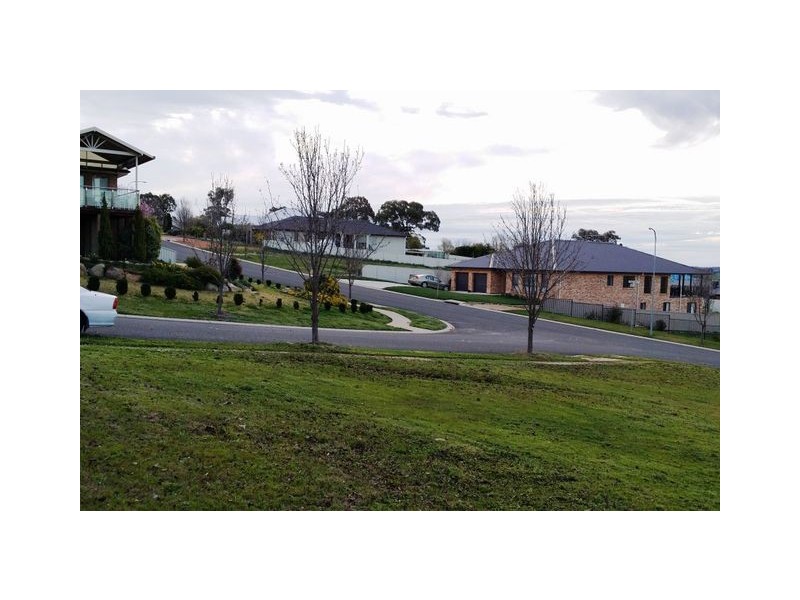 12 Hatton Drive, Yass NSW 2582