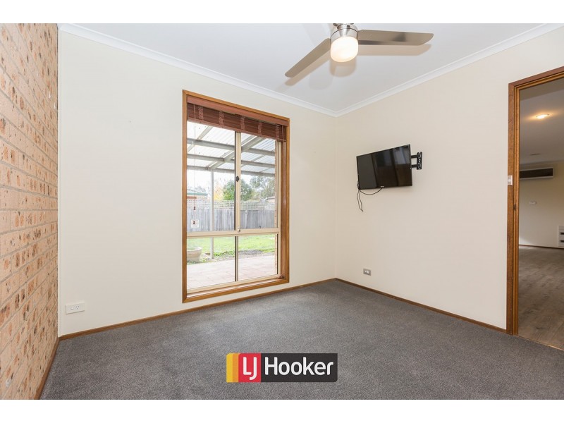 6 Hugh Mckay Crescent, Dunlop ACT 2615