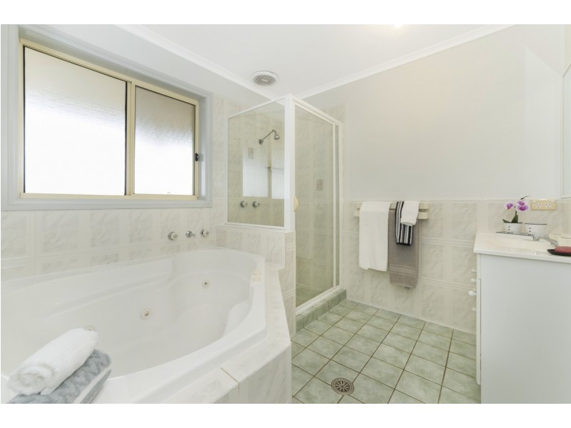 2 Buckmaster Crescent, Dunlop ACT 2615