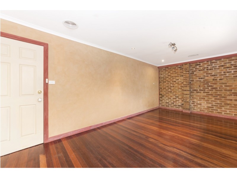 2 Buckmaster Crescent, Dunlop ACT 2615