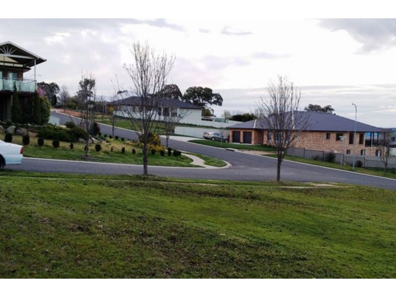 12 Hatton Drive, Yass NSW 2582